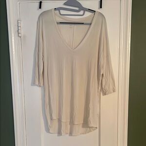 Express Women's Cream V-Neck Relaxed Tee